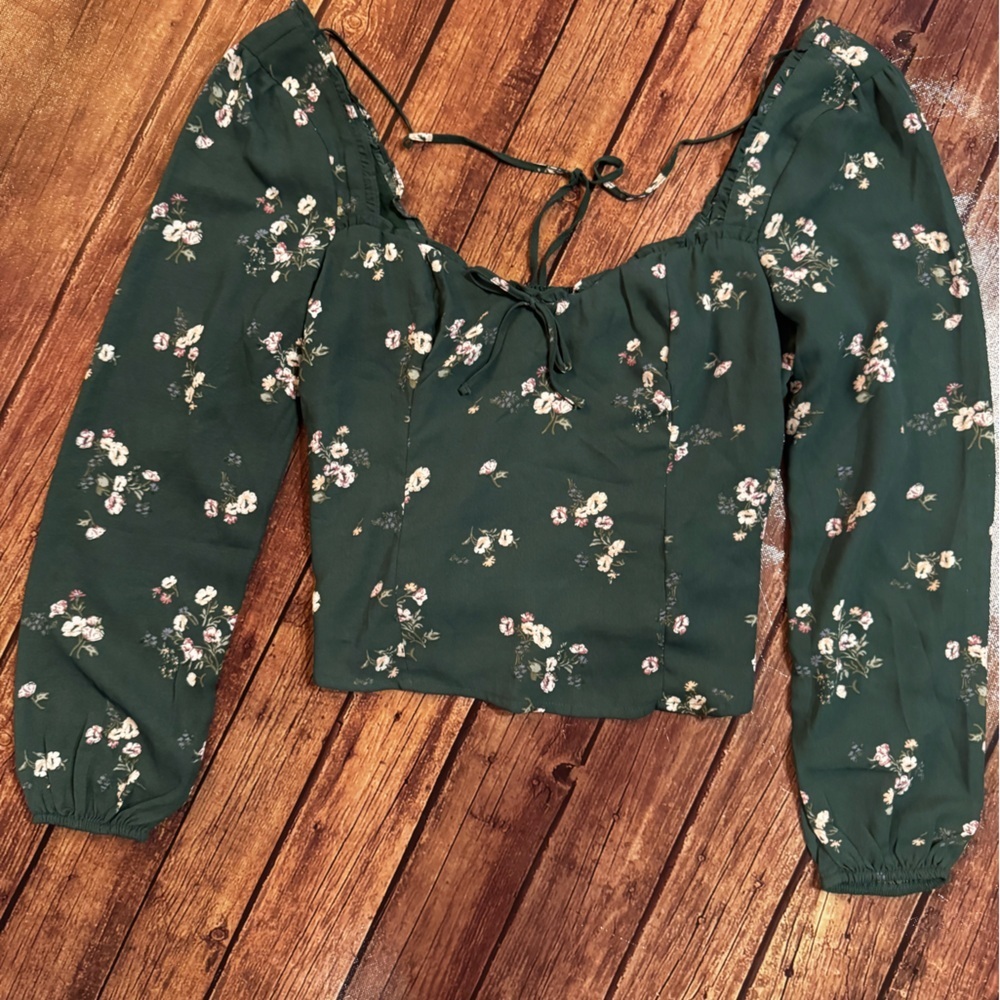 Abercrombie & Fitch Floral Smocked Peasant Top • Green • Size M - small stain